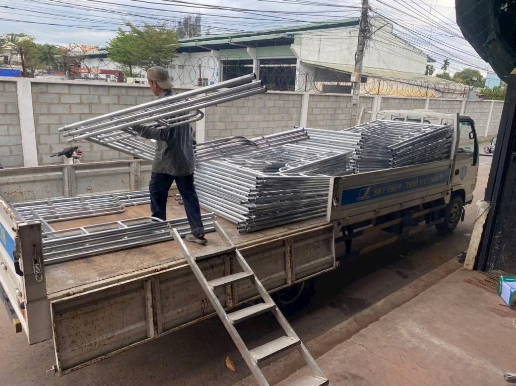 giàn giáo h đang được xếp lên xe tải